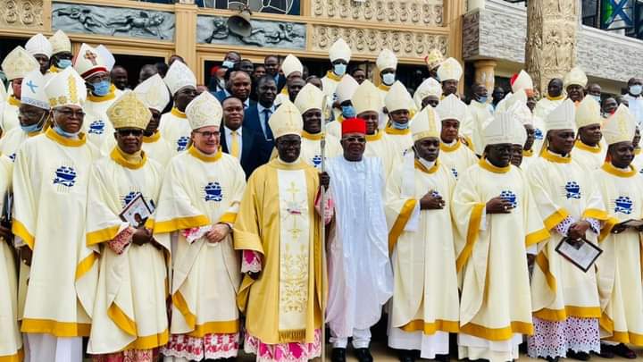 Umahi hands over King David University of Medical Sciences, Uburu, to Catholic Church