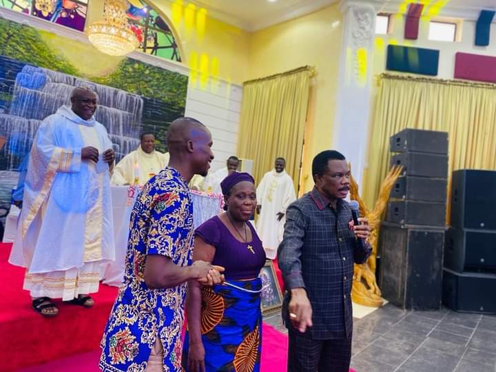 Obiano rewards Mrs Eunice Ngozi Onuegbusi, from Ukwulu (Amagu village) Ward 1, polling unit 04 (Dunukofia LG) with a sum of 1,000,000 million naira