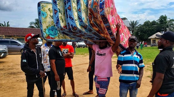 OHAJI/EGBEMA AND OGUTA FLOOD MENACE: IMO STATE GOVERNMENT DISTRIBUTES RELIEF MATERIALS AND FUNDS TO FLOOD VICTIMS