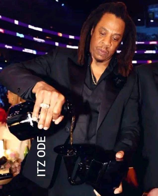 JAY Z DRINKING WITH HIS GRAMMY’S TROPHY