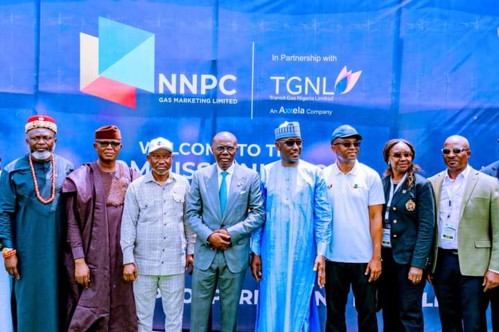 FG Moves to Cushion Effects of Subsidy Removal, Commissions 5.2 mmscfd CNG Plant in Lagos
