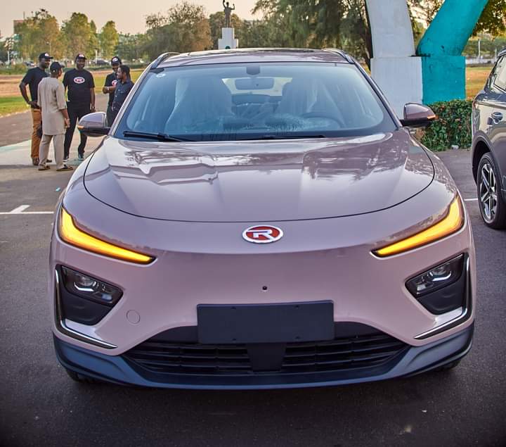 ROXETTES MOTORS Makes a Strong Impression on Dr. Uche Sampson Ogah, Former Minister, as He Orders BLAZE-X Pick-up on the Spot